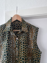 Load image into Gallery viewer, Waxprint cotton shirt. Handmade coconut buttons. Unisex fit.