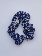 Load image into Gallery viewer, Organic cotton scrunchie.
